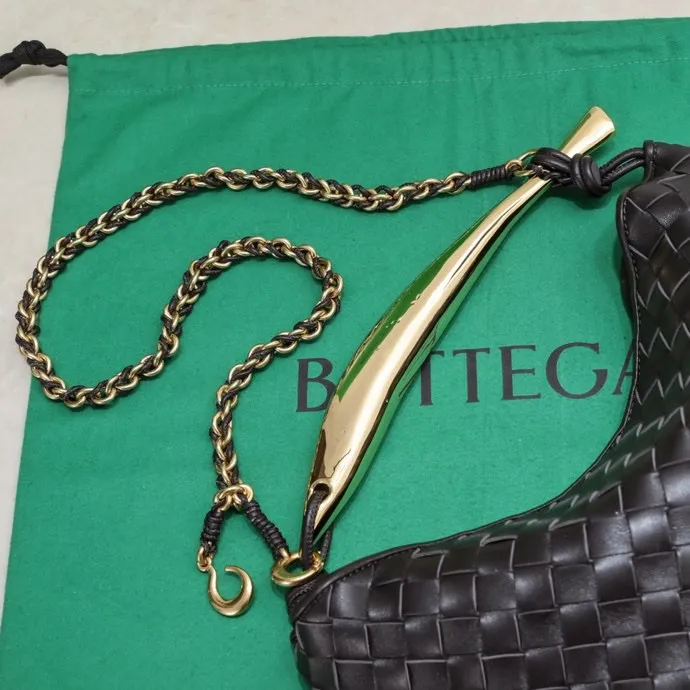 Batch 1860 Bv2024 early spring new product ⛓️Chain SARDINE 💙 Upgraded chain shoulder strap ⛓️ Chic and high-end, showing the fashion taste of urban women! Metal handles and classic weaving are combined together to perfectly integrate art and elegance. Through exquisite craftsmanship, new sardine-shaped handles are cast, and the brass material is the finishing touch. Each handle has a unique light-floating effect. The top-grade sheepskin material is woven to create a half-moon-shaped bag body, which has a fleshy touch and satisfies the preferences of those who pay attention to details. It is the most outstanding fashionable item for any occasion! 💕 Size: 33x20x4, Model: 6768#